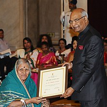 Sindhutai Sapkal receiving the Nari Shakti Puraskar