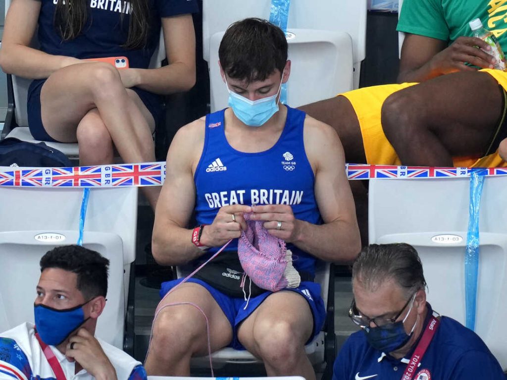 Tom Daley knitting during Tokyo Olympics