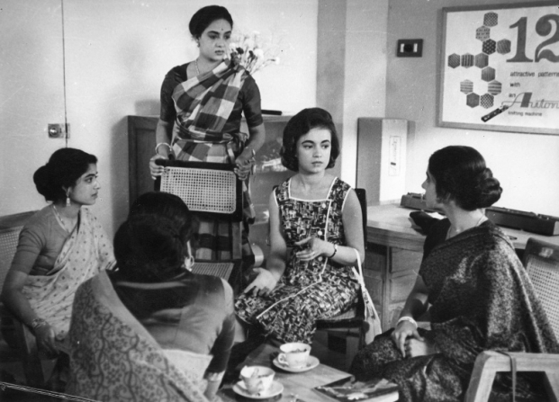 still from bengali film mahanagar