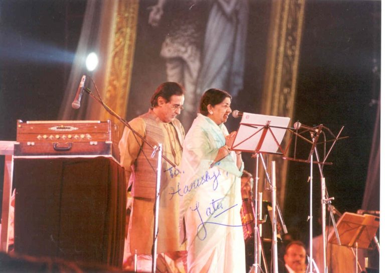 Lata Mangeshkar and Harish Bhimani at a live concert